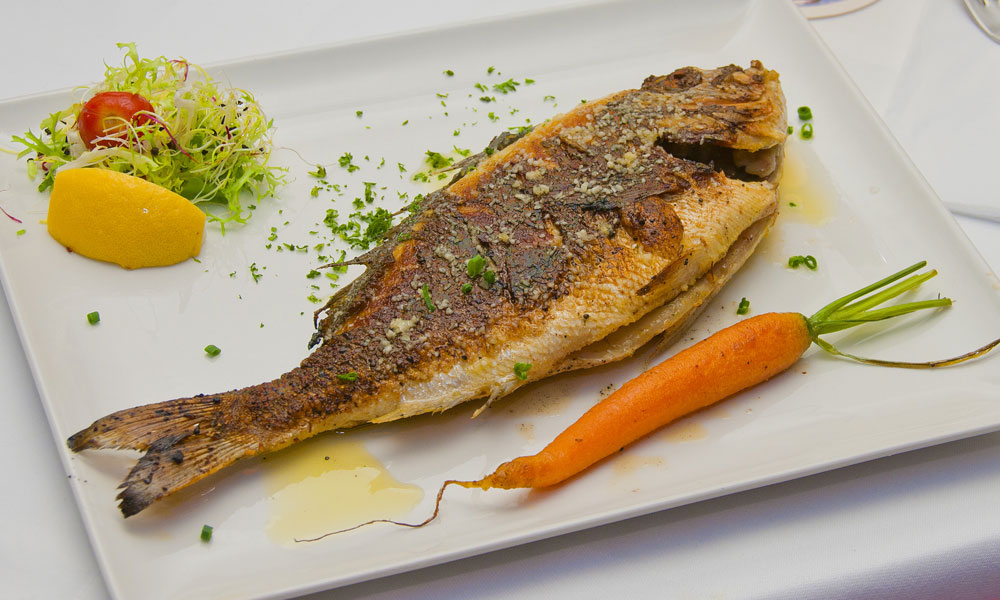 Fischgericht mit Beilagen