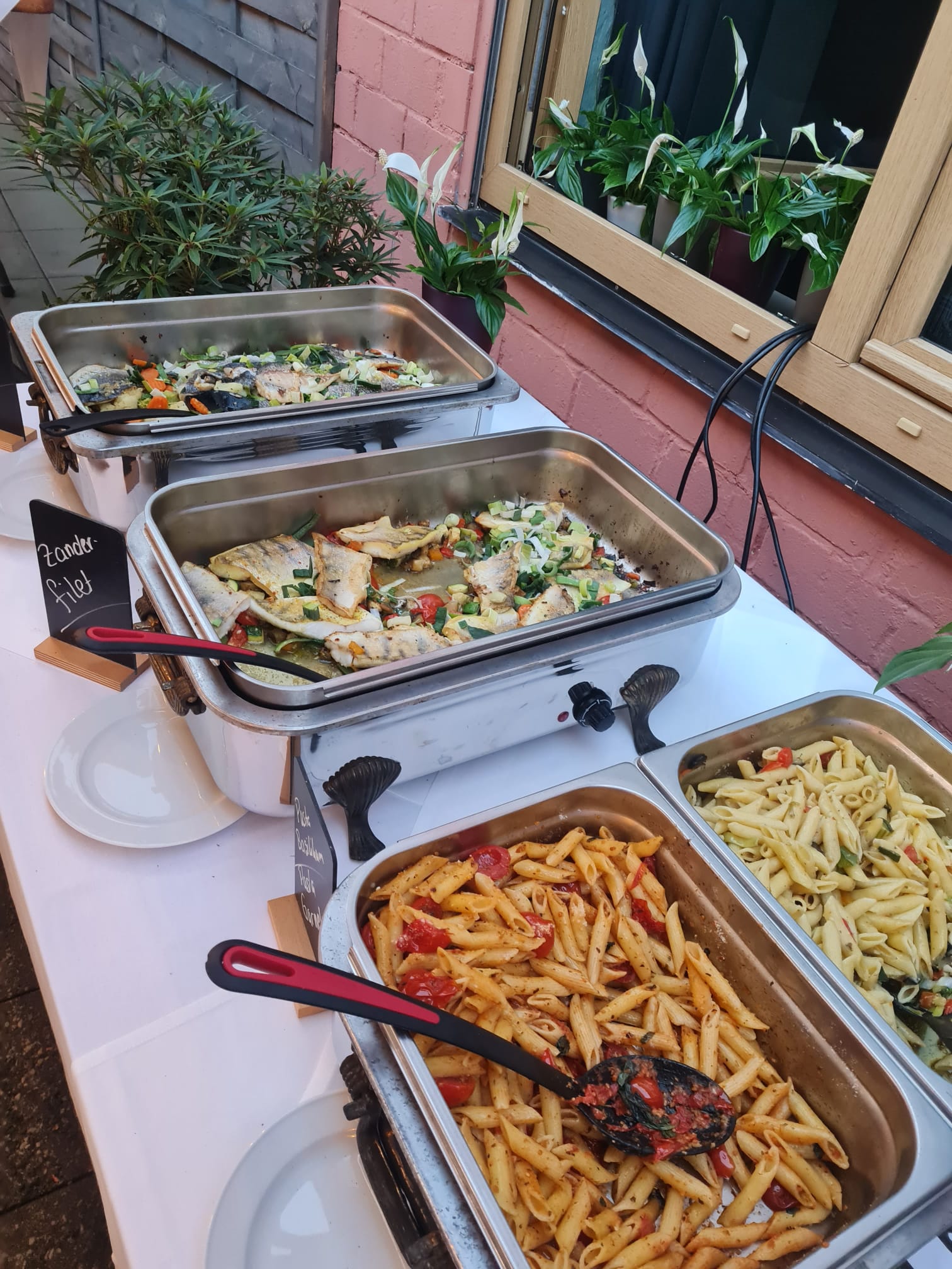 Buffet mit warmen Speisen