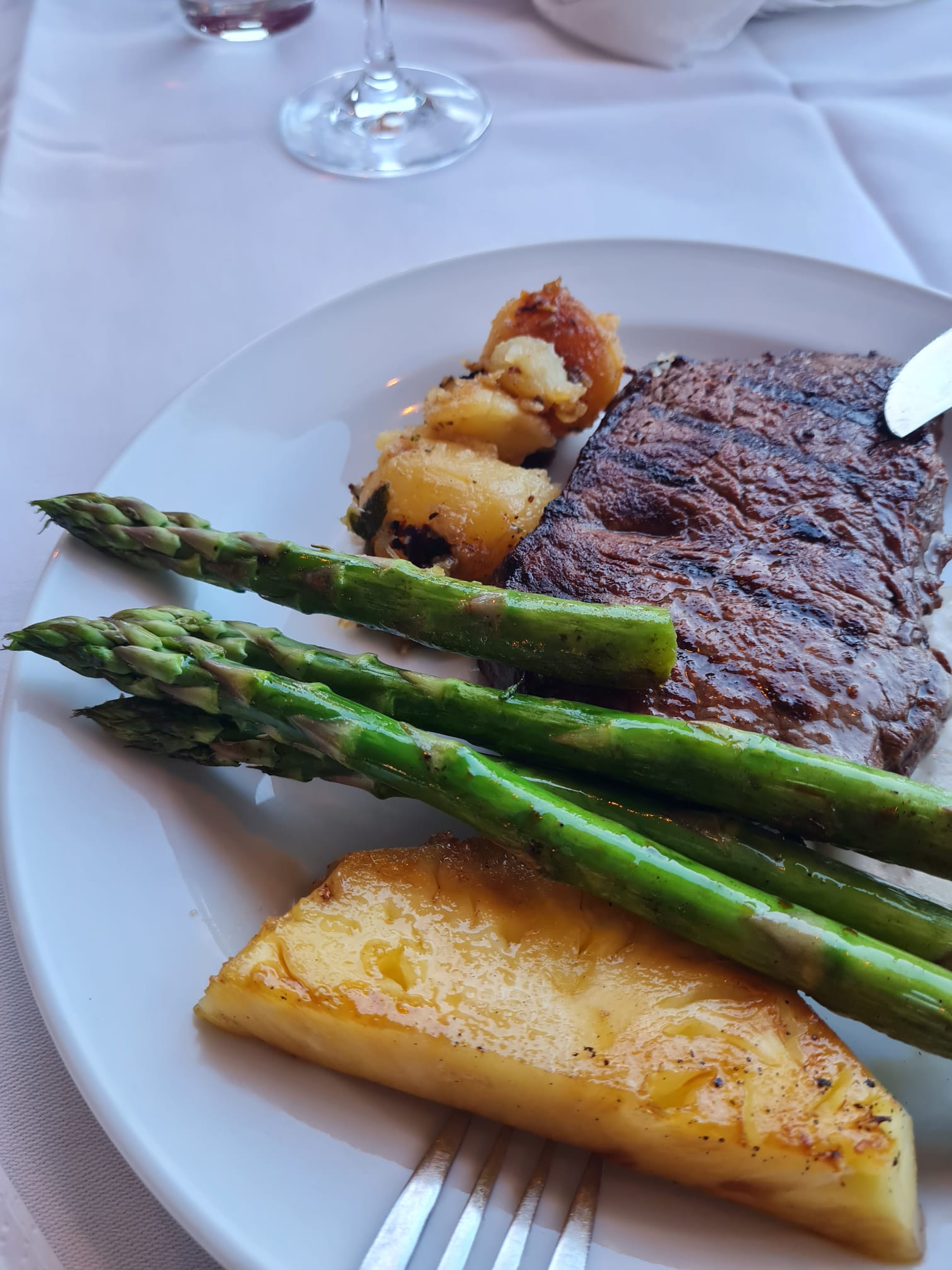 Steakgericht mit Spargel im Restaurant Picok