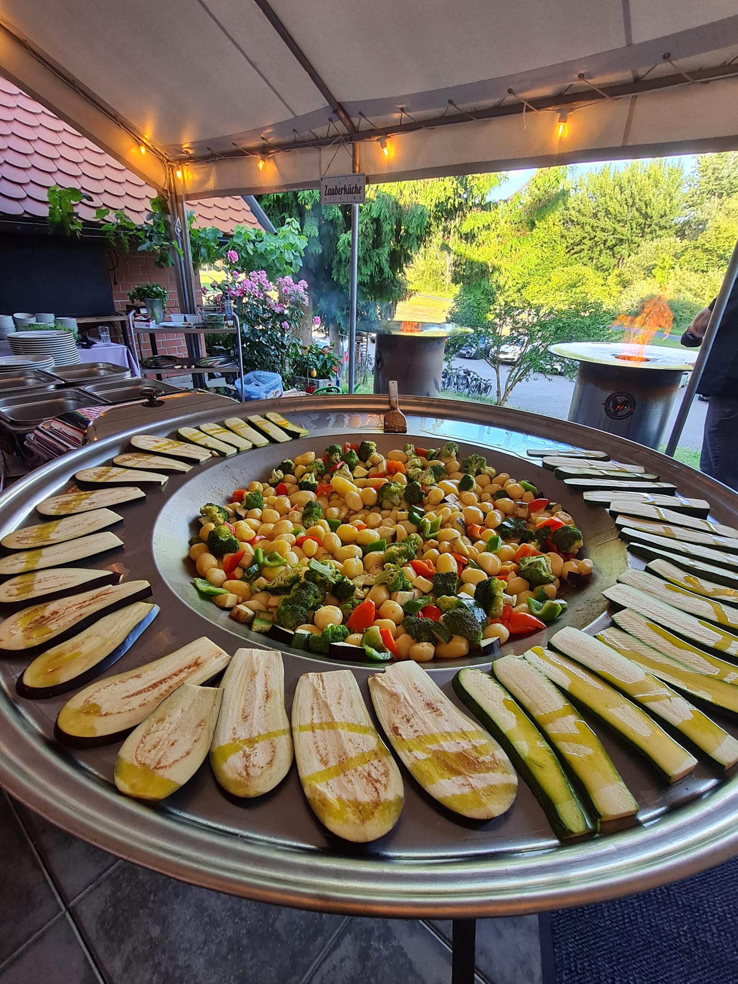 Outdoor-Buffet mit Feuertonne im Restaurant Picok