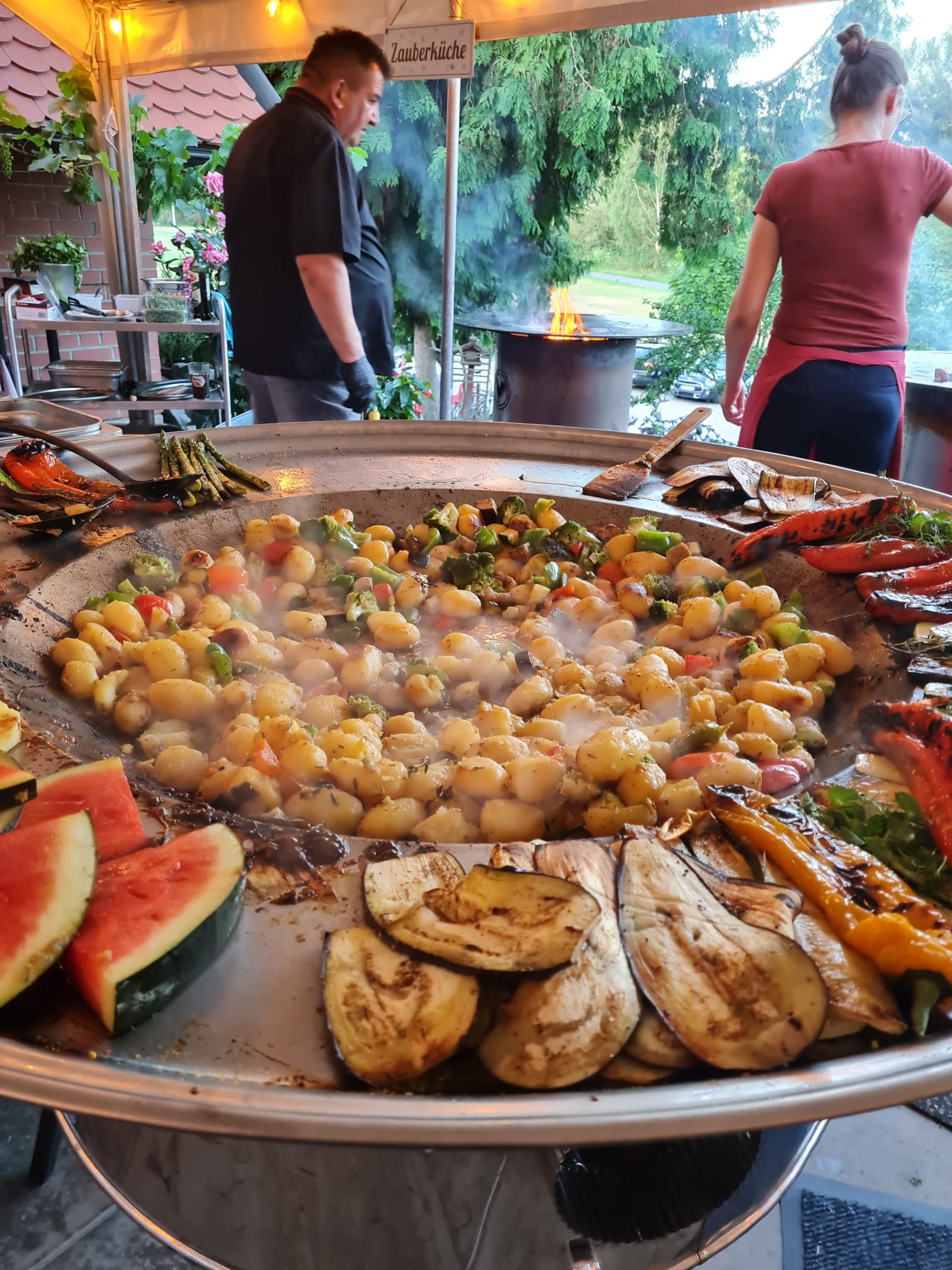 Grillcatering mit Brot und Fleisch