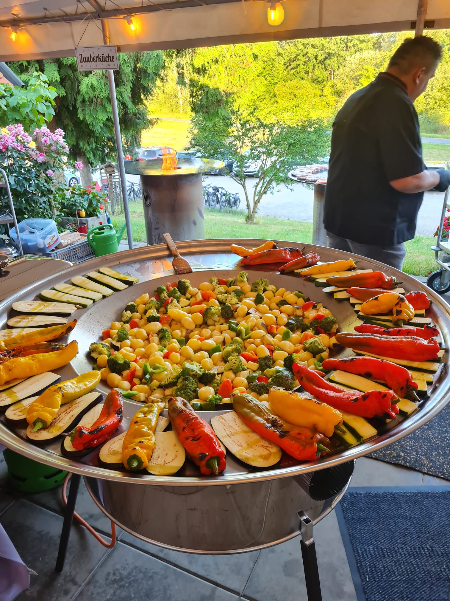 Outdoor-Catering mit Gemüse und Fleisch