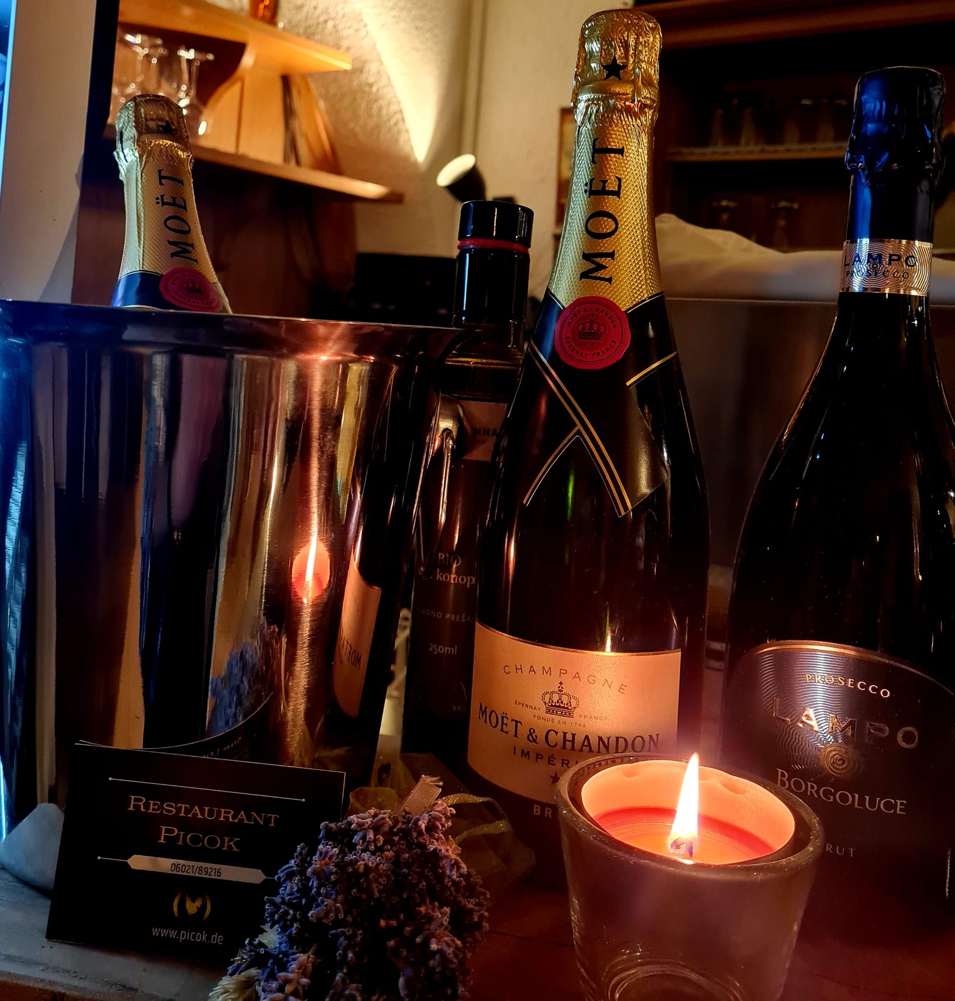 Wein und Kerzenlicht im Restaurant Picok